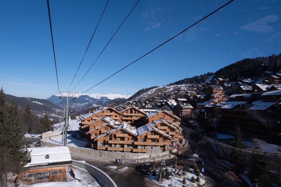 Vista a Val cun chalets da Méribel