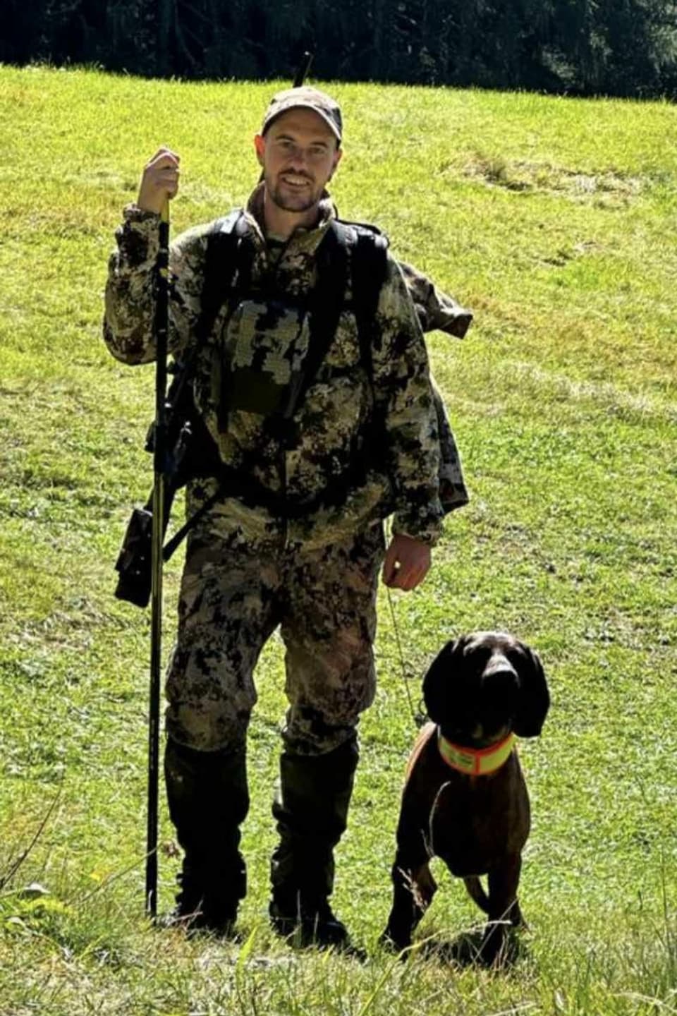 Jäger mit Suchhund.
