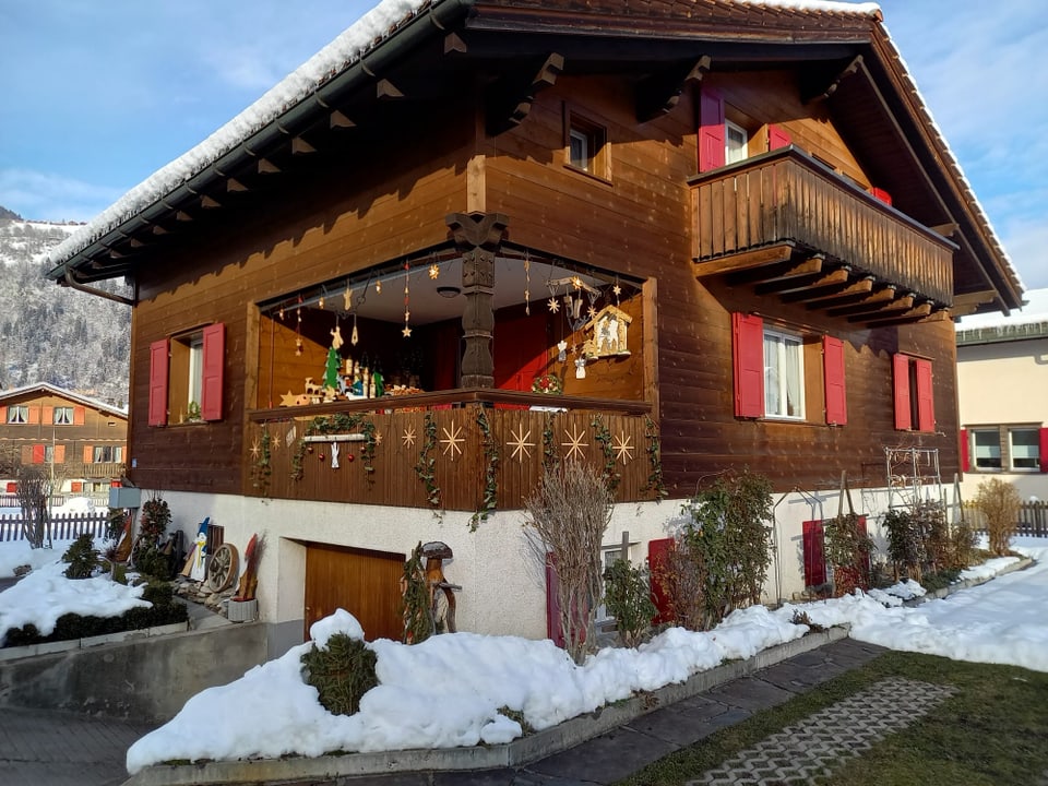 Ein Haus, welches mit Weihnachtsschmuck dekoriert wurde