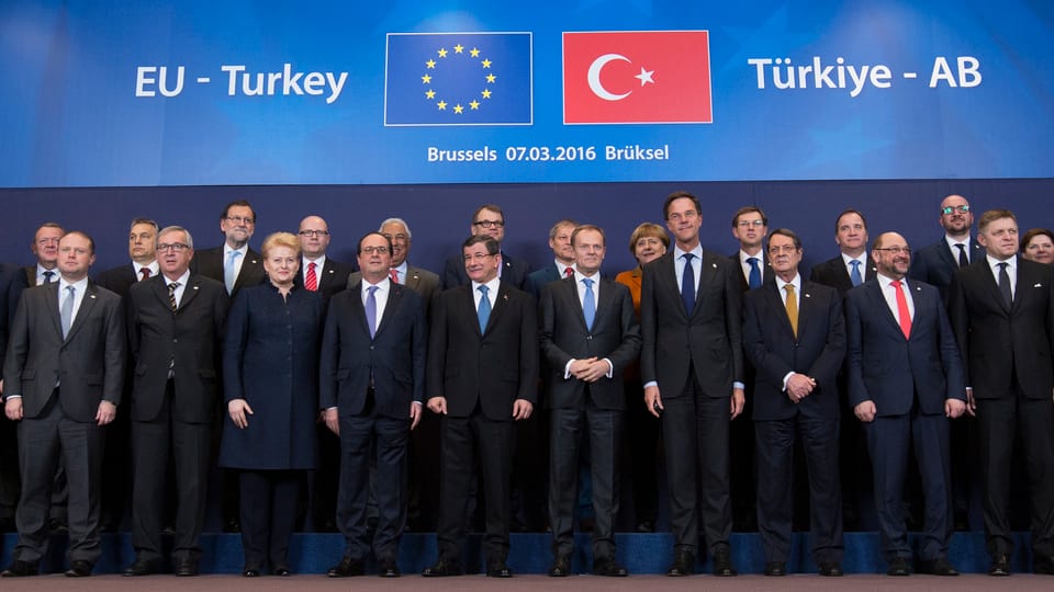 Manaders dals pajais da l’UE ensemen cun il primminister tirc Ahmet Davutoglu.