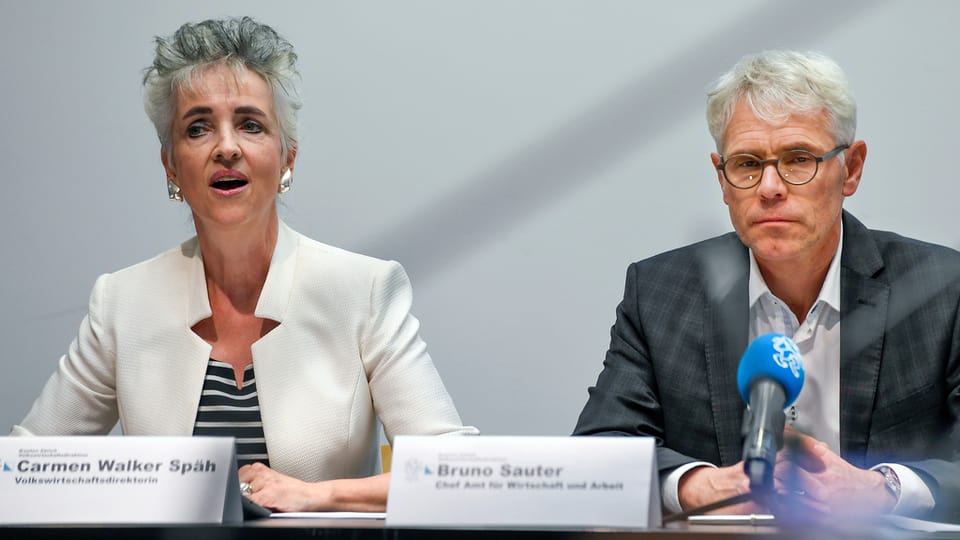 (da san.) La Turitgaisa Carmen Walker Spaeh, directura da l’economia publica, e Bruno Sauter, schef da l’Uffizi per economia e lavur.