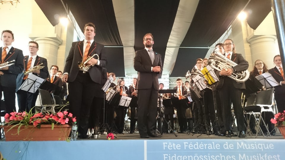 La brass band da giuvenils Imboden sin pais sin tribuna durant l'applaus