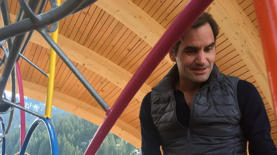 Roger Federer en in auter element che il plaz da tennis.