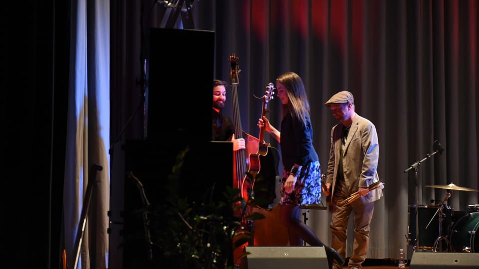 Martina Iori durant ses concert al «Da cumpagnia» a Cuira. 3 musicists bandunan il palc.