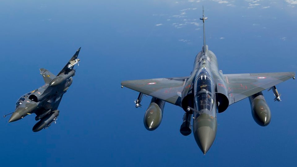 Aviun da cumbat dal tip Dassault Mirage 2000D.