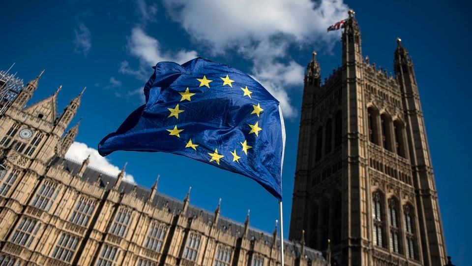 Purtret dal parlament britannic ed ina bandiera da l'UE.