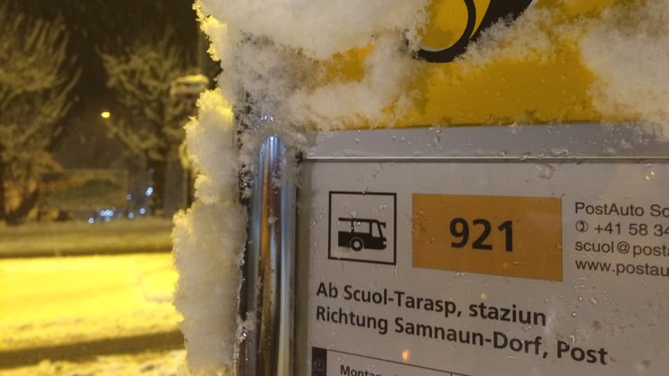 Ina tavla a la staziun a Scuol. 