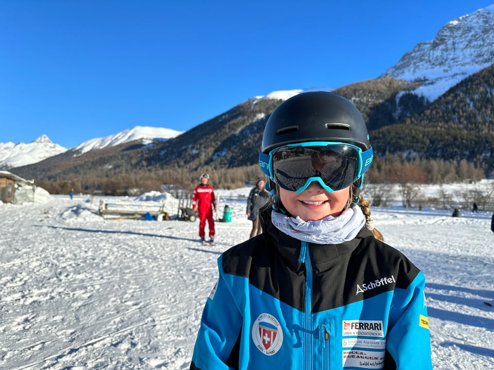 Maira, ein 9jähriges Mädchen geniesst das Skijöring der Skischule Zuoz-La Punt bereits zum zweiten Mal. 