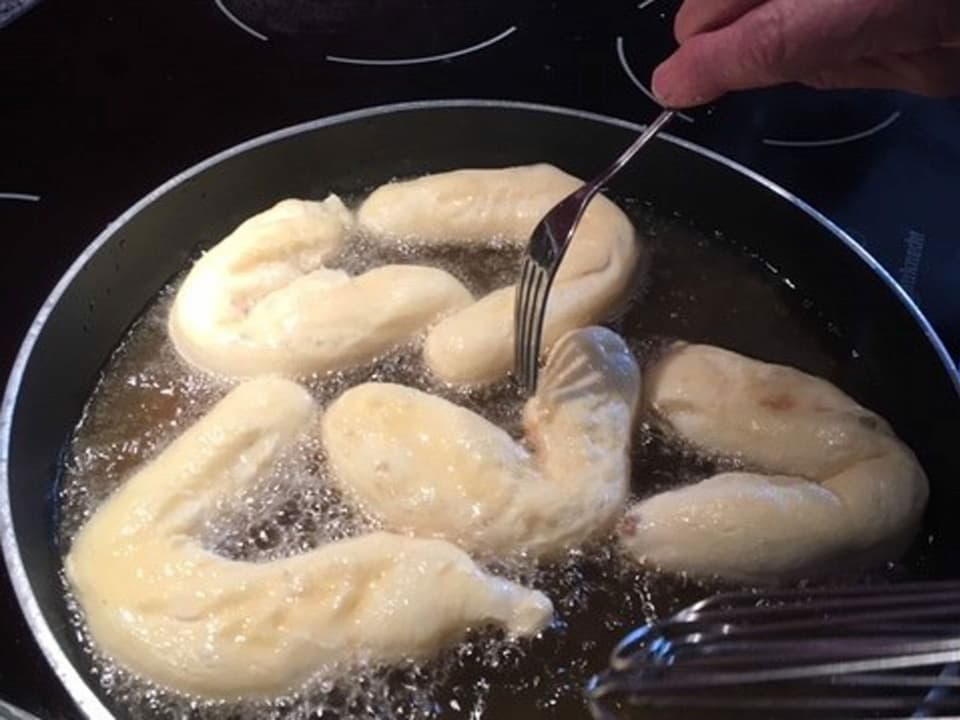 purtret dals strüzzels en ina cazzetta cun en ieli da cocos. 