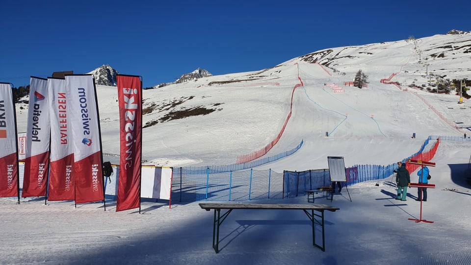 arrivada cun bandieras, sguard vers la plaunca finala da la pista