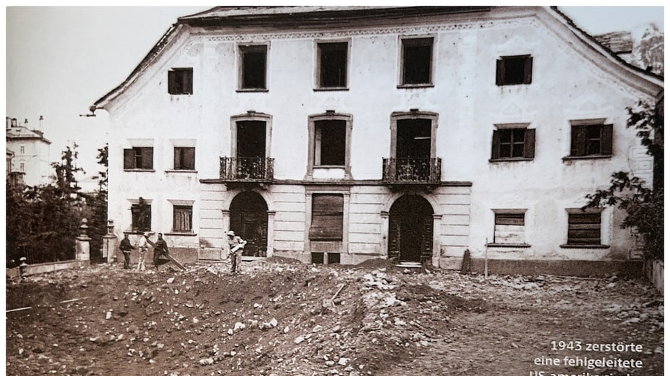 Chesa Planta mit Krater auf dem Platz, verursacht durch eine  fehlgeleitete Bombe 1943