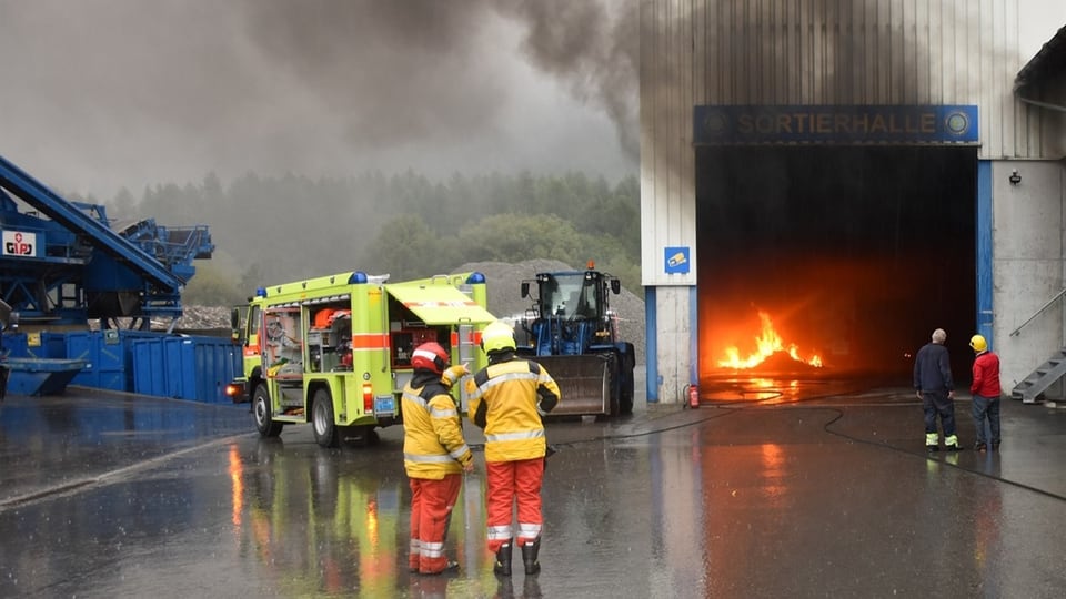 Feuerwehr und Halle