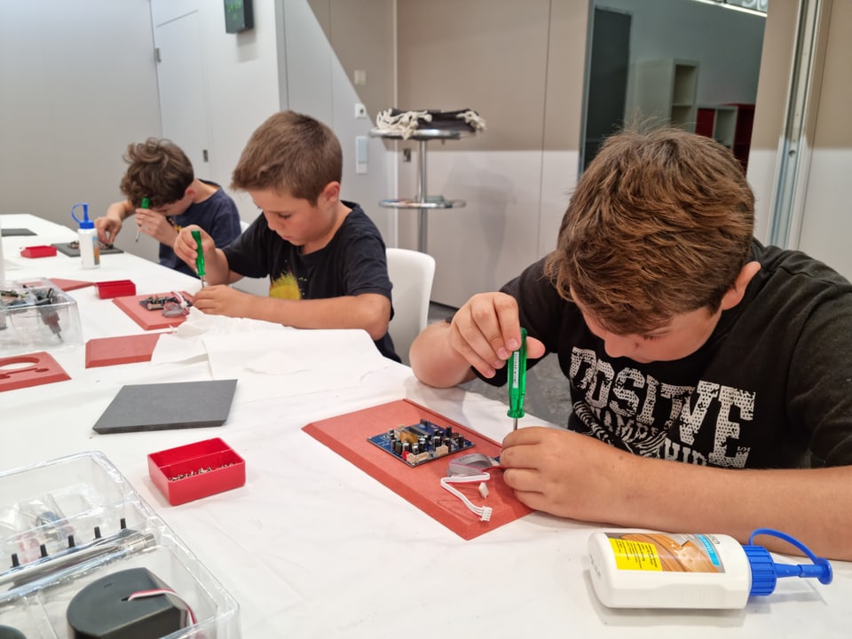 Die Kinder vom Ferienpass Tamins-Felsberg besuchen RTR und bauen ihr eigenes Radio DAB+. 