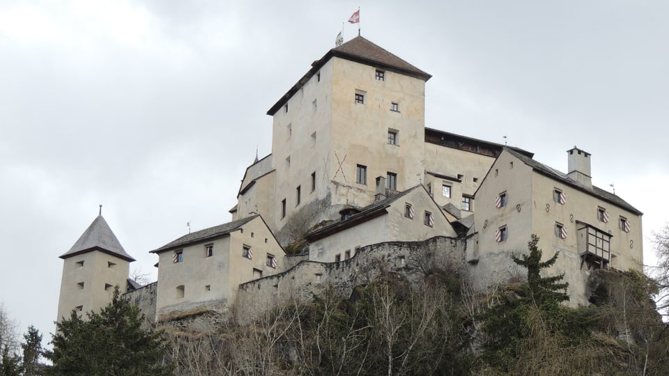 La fatschada da l'ost dal chastè da Tarasp.