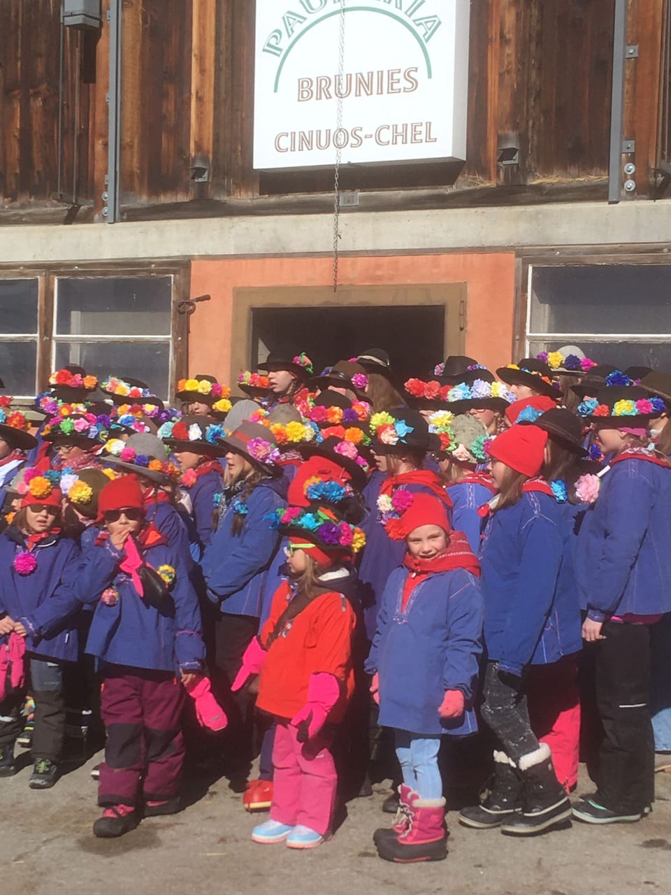 S-chanf gruppa d'uffants en costums