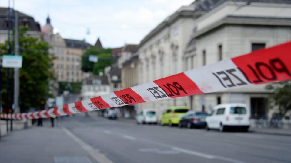 fascha cun si "polizia" per lung d'ina via