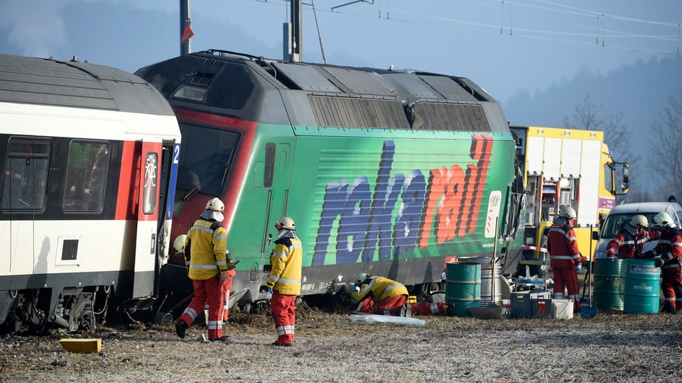 Ina lokomotiva da la SBB ch'è seglida en en in'autra. 