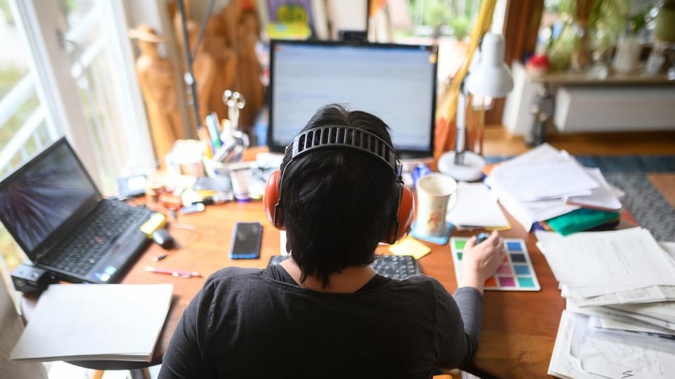 Persuna che lavura en il homeoffice.