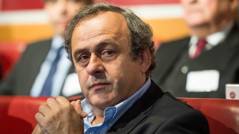 Purtret dal schef da l'UEFA, Michel Platini. El guarda in zic nausch.