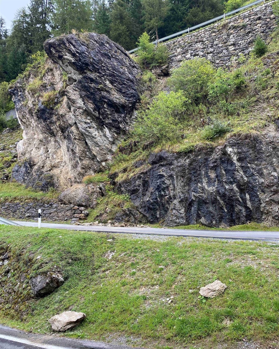 Schäden an der Stützmauer am Umbrailpass nach Unwetter.