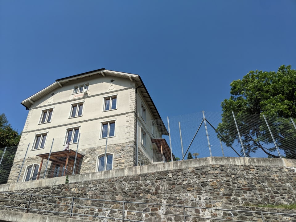 La chasa da scola da Peist.