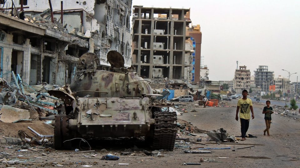 Vista da las destrucziuns en la citad da Aden en il Jemen.