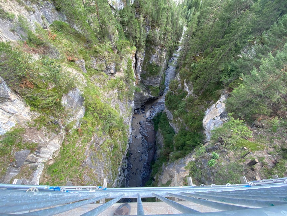 Vista davent dal provisori per pesuns: La punt è 70 meters auta.