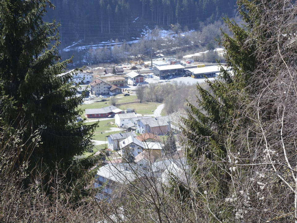 La vista dal reservuar d'aua nua che l'antenna è planisada sin il vitg da Rueun. 