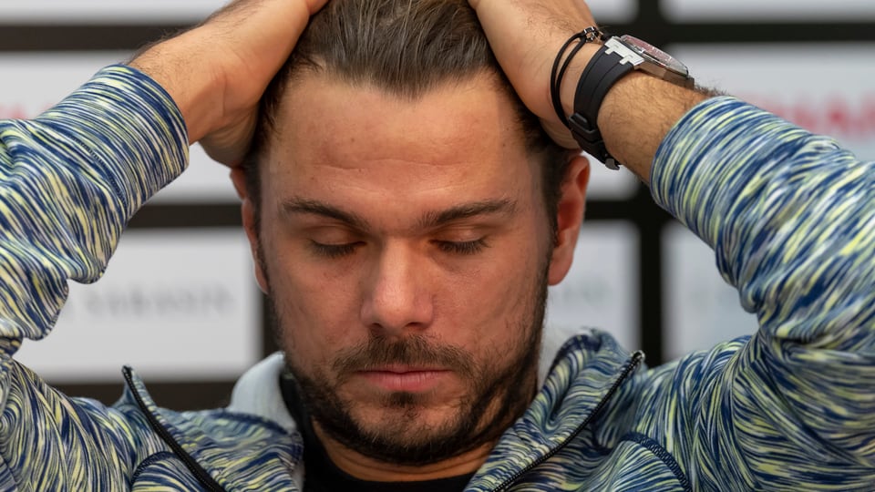 Stan Wawrinka tar la conferenza da medias en chaussa.