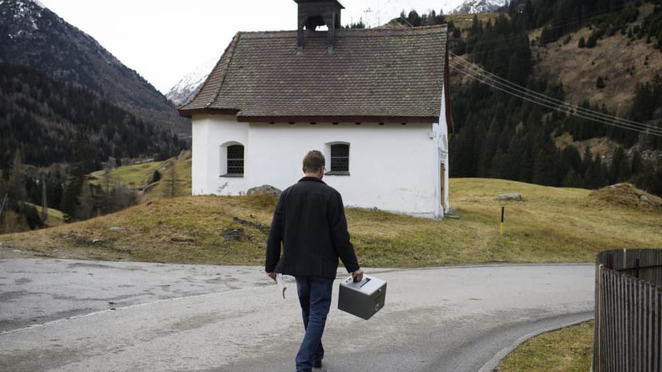 Malgrà che blers han gia votà vegn er dumengia proxima anc votà a l'urna, sco qua en Val Medel. 