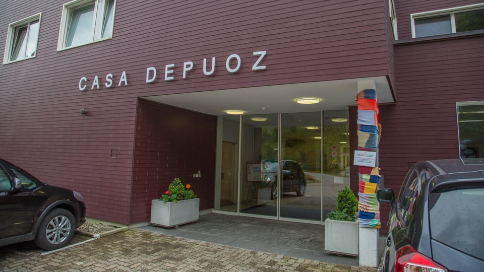 L'entrada da la Casa Depuoz.