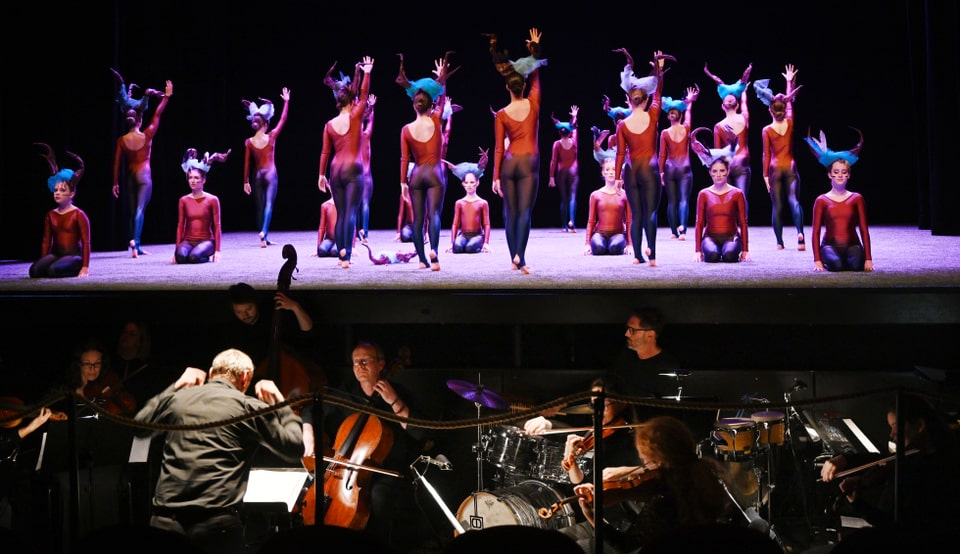 purtret da l'orchester sutvart e las sautunzas sin tribuna en acziun. 