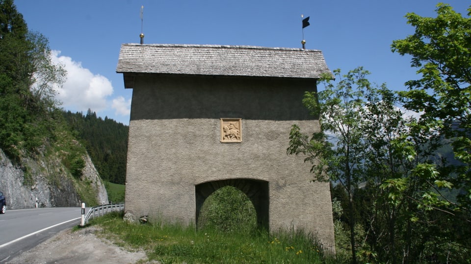 La porta da Porclas è in mir cun ina entrada a  la entschatta da la Lumnezia