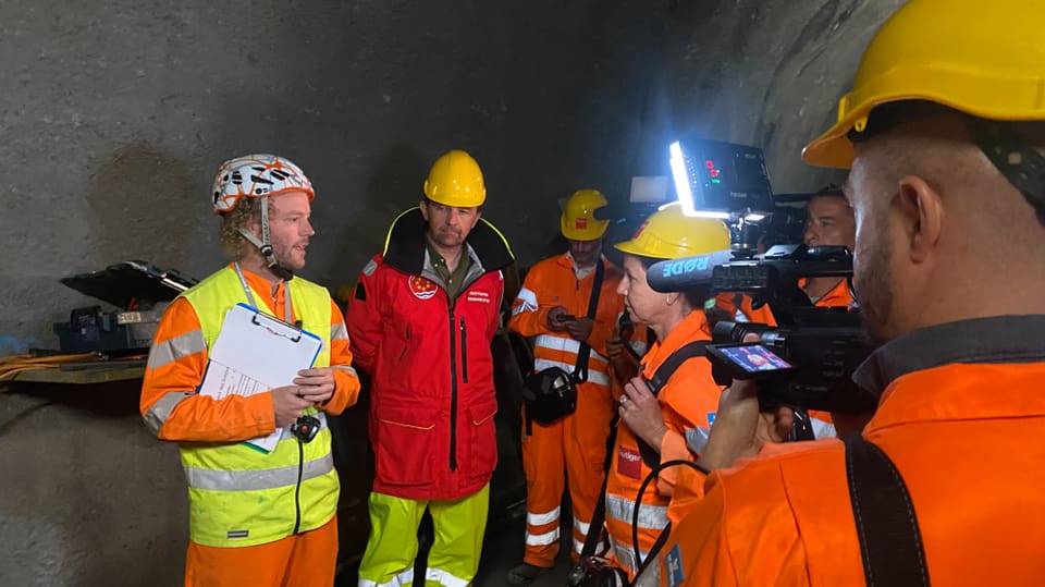 Medienschaffende filmen einen Geologen im Stollen in Brienz, Graubünden.