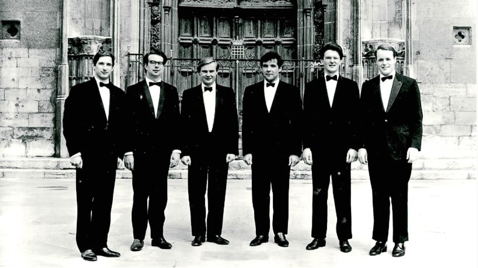 s/w Foto, 6 Männer in dunklem Anzug, die King's Singers, stehen vor einier Kathedrale