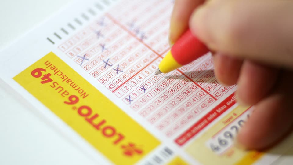Persuna ch'empleina ora in cedel da Lotto.