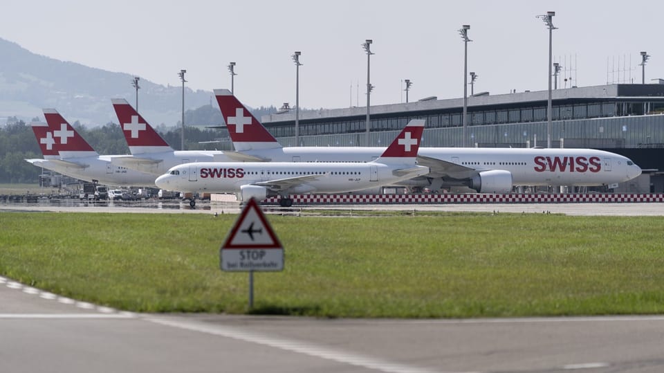 5 Swiss Flieger auf dem Flughafen in einer Reihe.