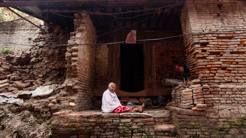 Ina chasa destruida en il Nepal.