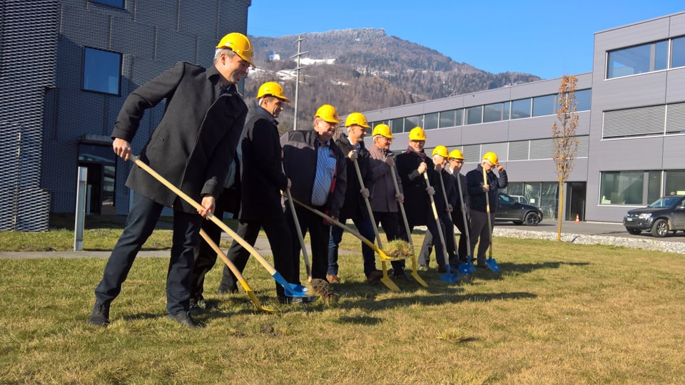 Divers schefs e represchentants da politica communala e chantunala fan l'emprima palada.