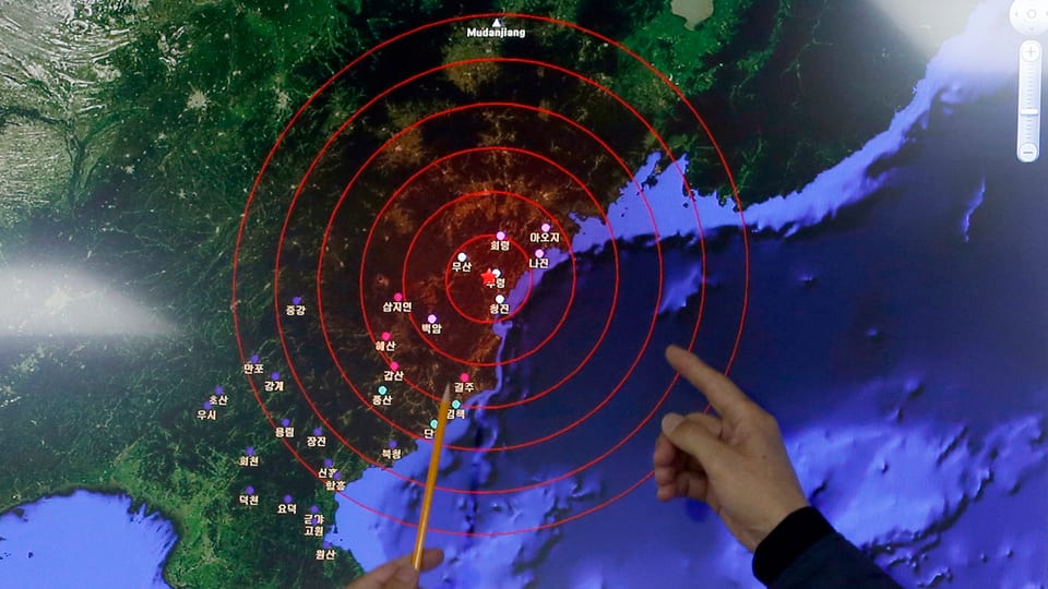 Experts en l’institut seismologic en la Corea dal Sid: Ina charta seismologica cun dus mauns.