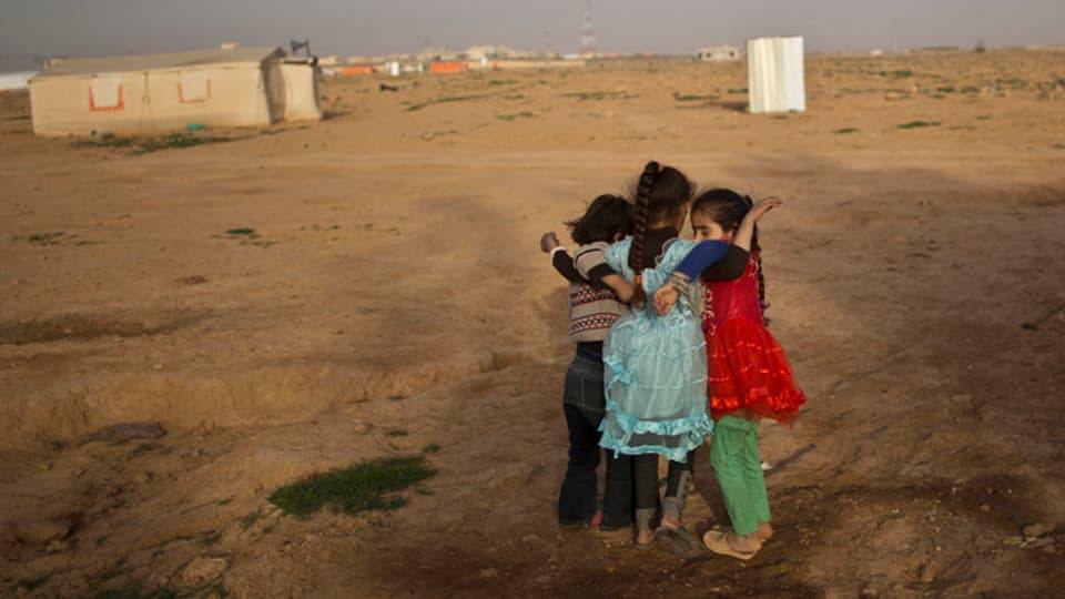 3 mattettas sirianas en ina citad da tendas in Jordania.