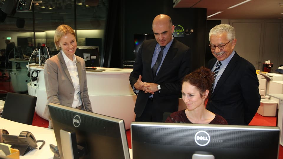La redactura da novitads Sabrina Hug declara a cusseglier federal Alain Berset, la directura da RTR Ladina Heimgartner ed Oscar Knapp, president da la SRG.R tge lavur ch'ella fa.