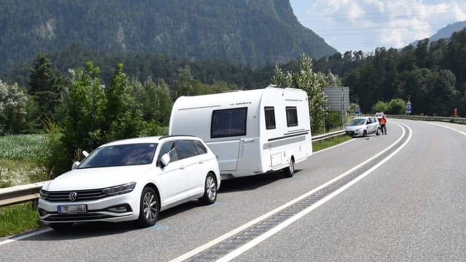 Auto cun rulotta ed auto donnegià dasperas.