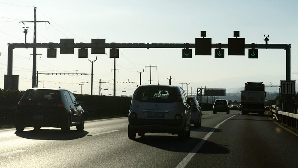 Ils autos sin la A1 tranter Genevra e Losanna dastgan era charrar sin il vial da panna cura ch’i ha bler traffic.