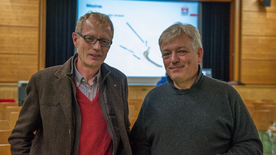 Il geolog Yves Bonanomi ed il president da vischnaunca Beat Roeschlin han infurmà la populaziun.