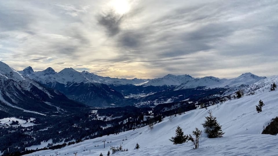 Atmosfera d'enviern en il Grischun central Montognas e nivels