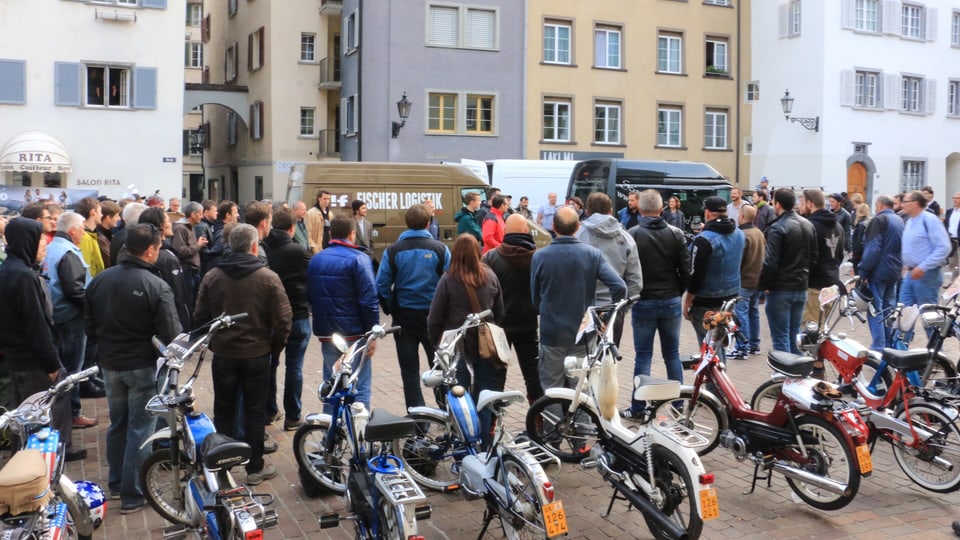 Ils participants da la tura da töffins curt avant la partenza