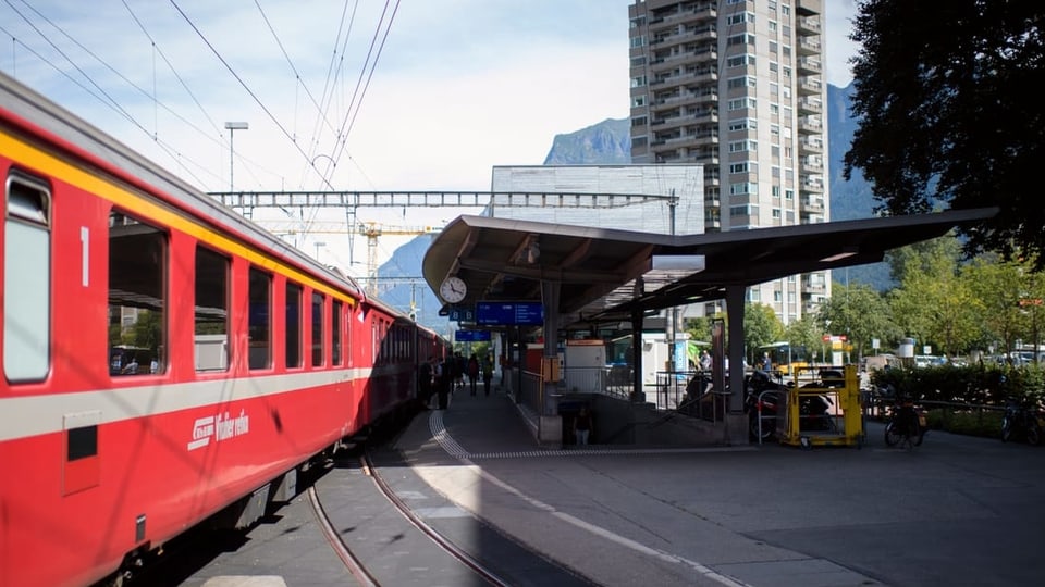 Staziun da Landquart cun tren da Viafier retica. 