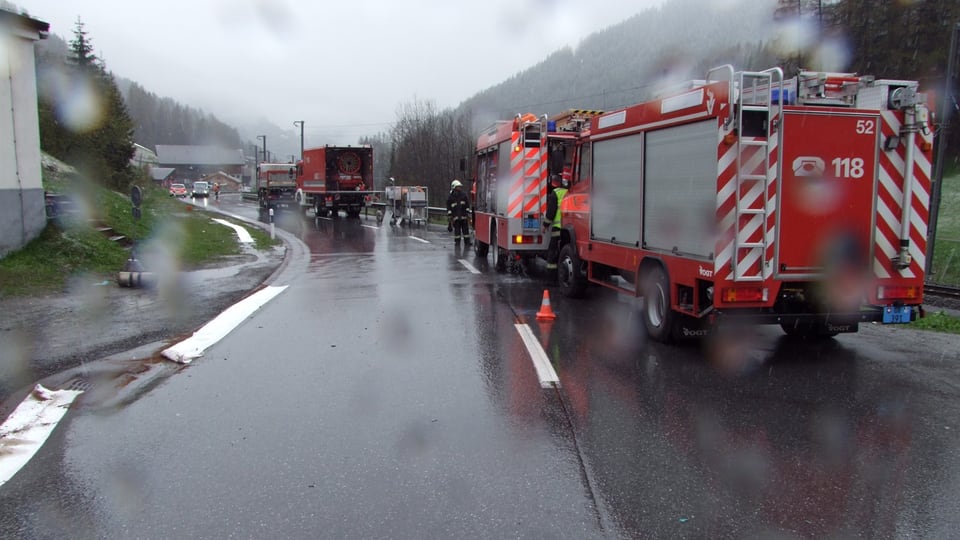 Ils pumpiers da Tavau han allontanà terra contaminada dad ieli da motor.