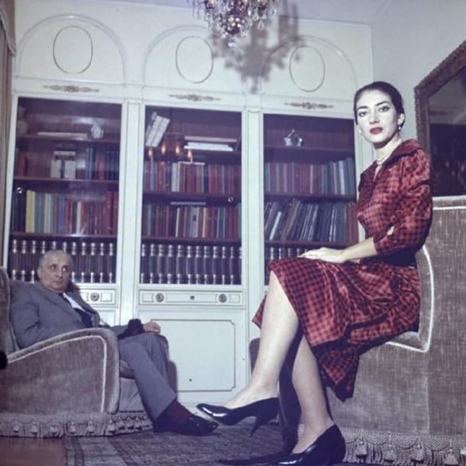 Maria Callas cun ses consort Giovanni Battista Meneghini en il 1957